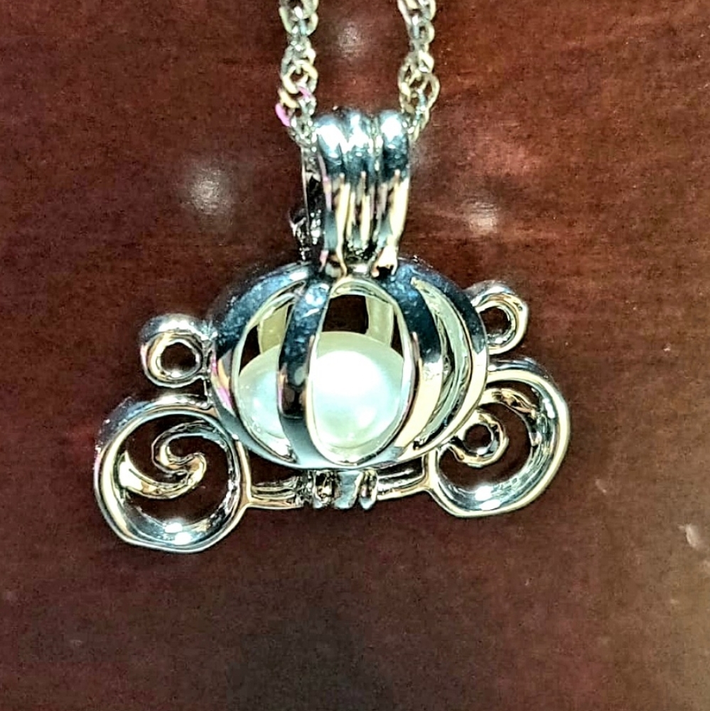 Princess carriage pendant necklace